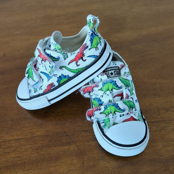 Converse Kids' Chuck Taylor All Star 2v Leather Low Top SneakerToddler 6 - Picture 1 of 5